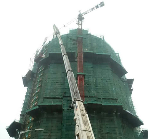 龙里吊车在工地上作业